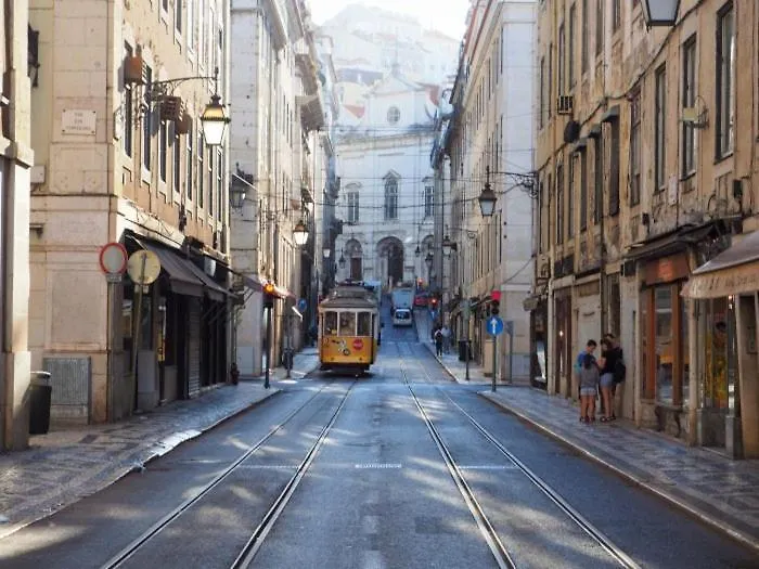 Quarto Com Varanda Na Rua Dos Douradores Lisboa